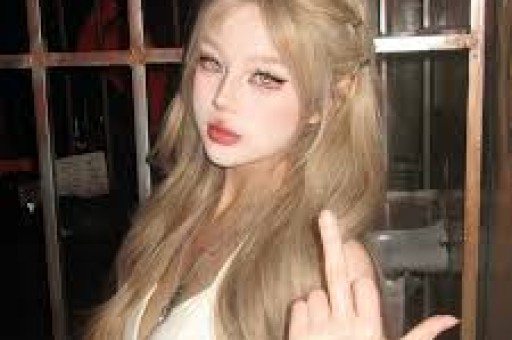 1天曝3大瓜！顶流女星签协议、约会激吻、知三当三各个炸裂